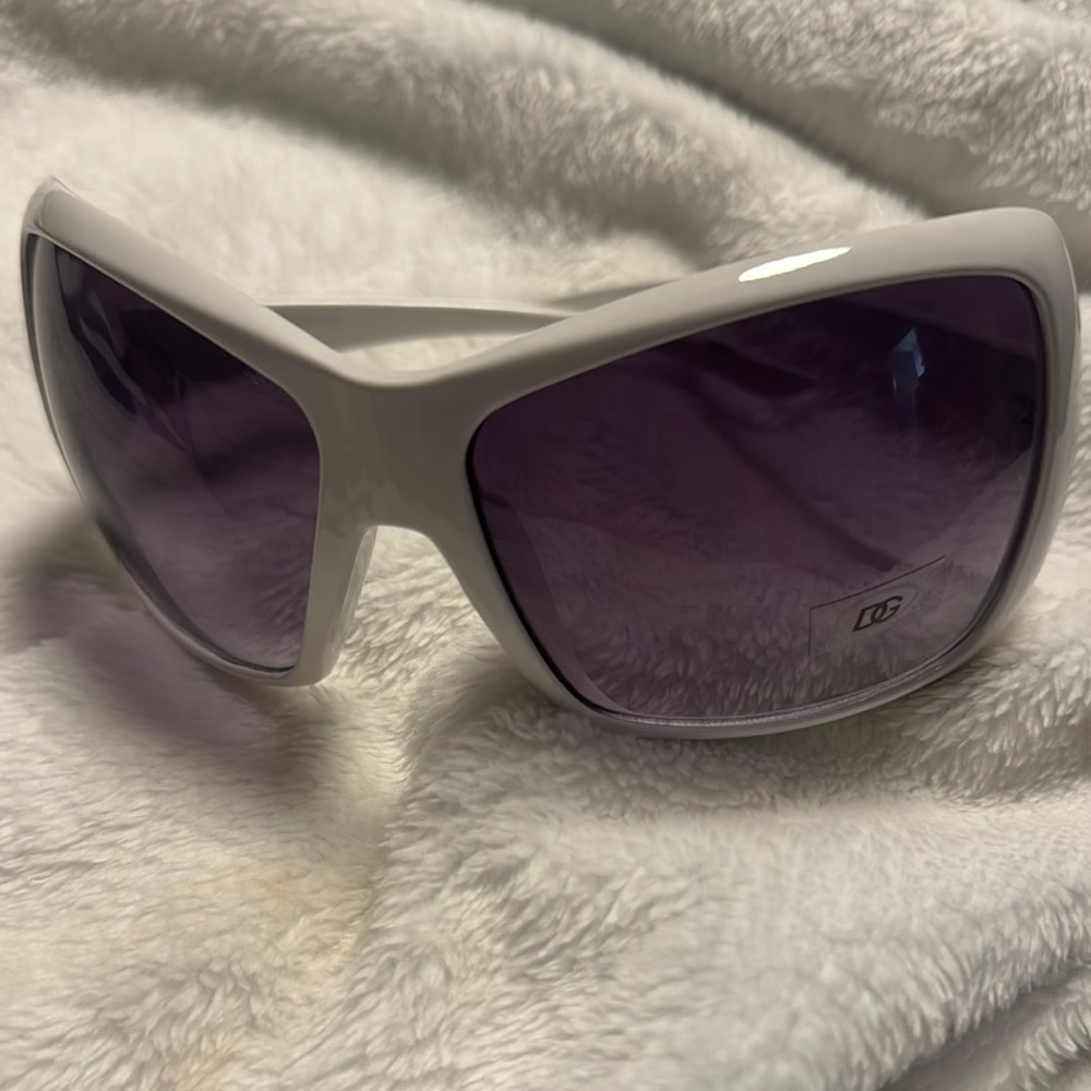 NEW w/o tags White and Purple Oversized Sunglasses with Gradient Lenses